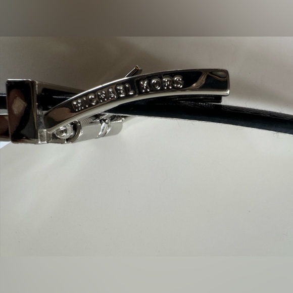 MICHAEL KORS MK SILVER BUCKLE BLACK / SILVER REVERSIBLE LEATHER BELT SMALL M - Picture 5 of 5